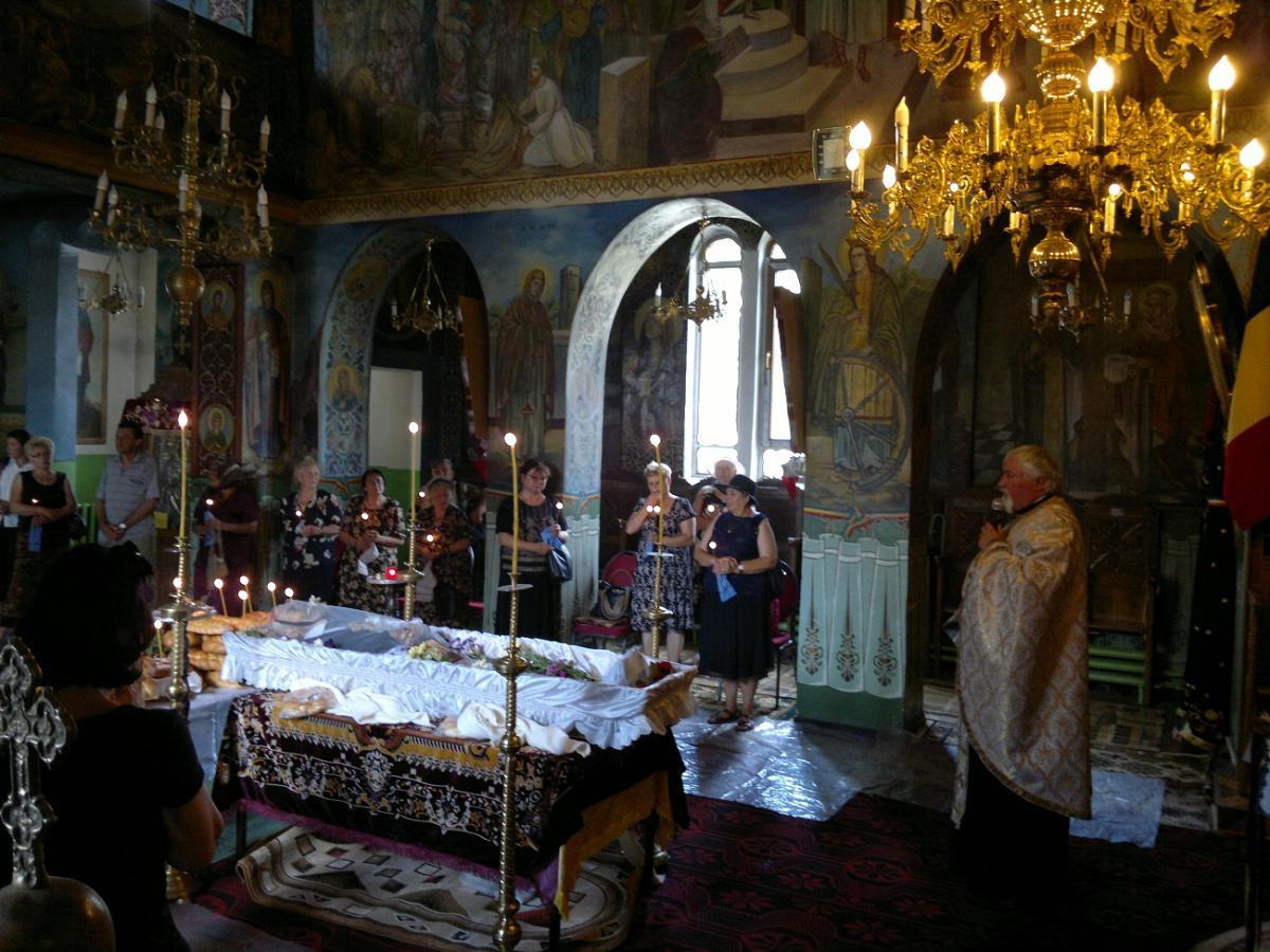 Oficierea slujbei înmormântării mirenilor