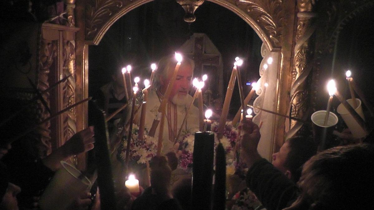 „Veniți de luați lumină” - Slujba Învierii (2012)